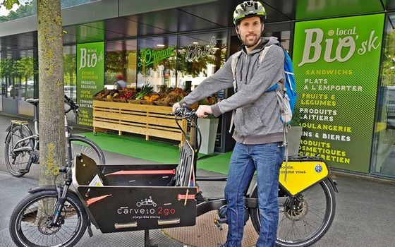 Vélo-cargo à disposition au magasin bio L'Organic à Neuchâtel
