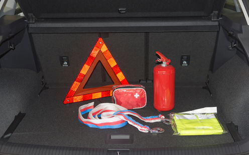 Obligatorische Ausrüstung und Warnweste im Auto