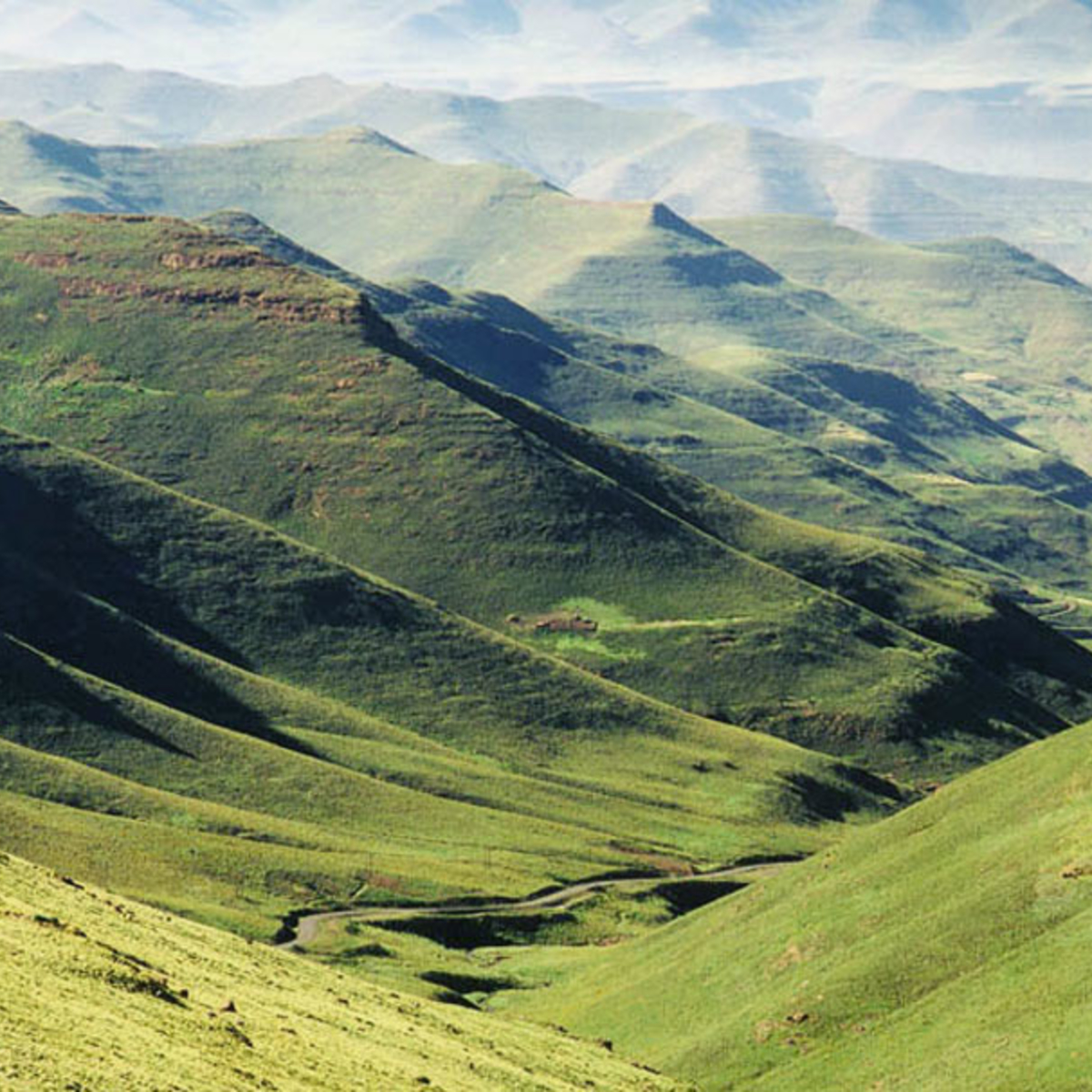 Восточное плоскогорье африки. Нагорье Лесото. Восточно африканское Нагорье. Нагорье басуто. Гора на Восточно африканском плоскогорье.
