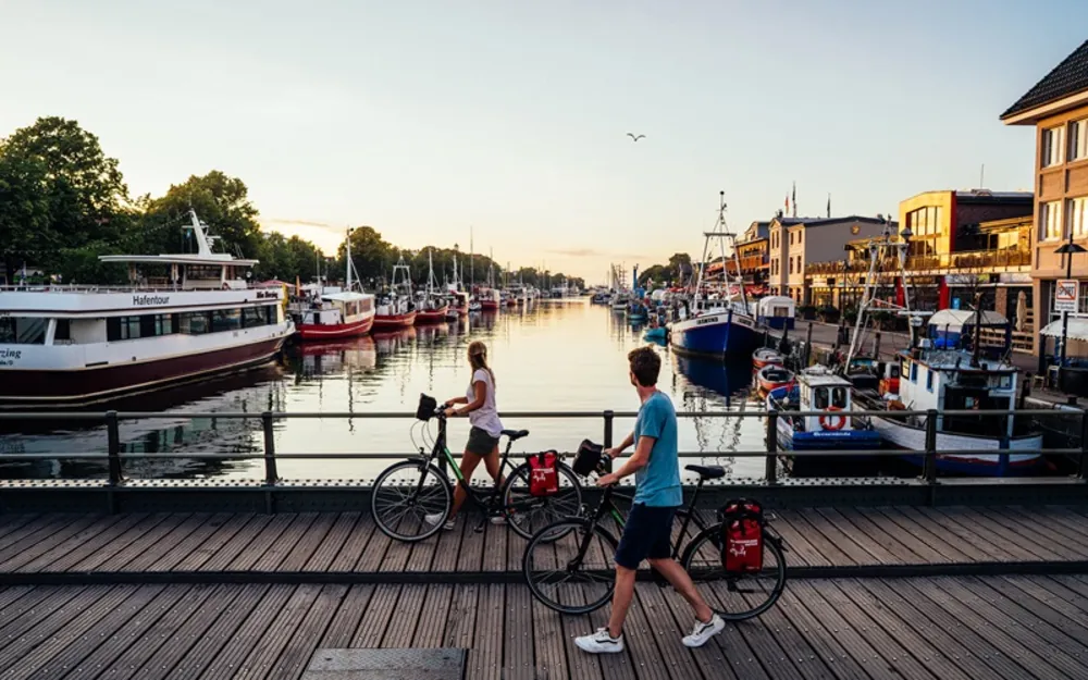 Des bateaux de plaisance et des bateaux de pêche traditionnels sont amarrés sur le Vieux fleuve dans la station balnéaire de Warnemünde. Copyright: TMV/Gänsicke 