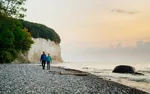 Ein Paar spaziert and der Kreideküste auf der Insel Rügen