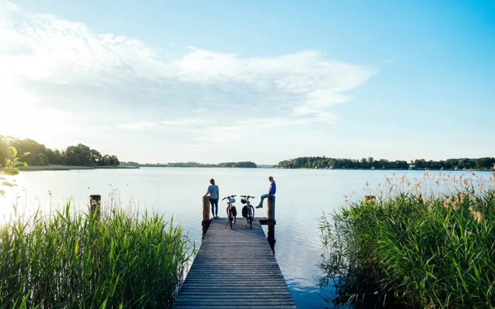 Dans la région des lacs du Mecklembourg, les lacs invitent à s&#039;arrêter pour se baigner pendant un tour à vélo. Copyright: TMV/Gänsicke 