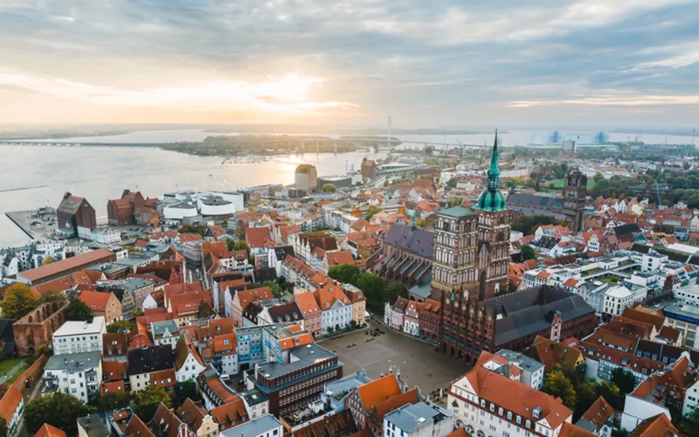La ville hanséatique de Stralsund est située aux portes de l&#039;île de Rügen. La vieille ville a le statut de patrimoine mondial de l&#039;UNESCO. Copyright: TMV/Gross