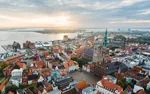 Stralsund zum Sonnenaufgang aus der Luft mit Hafen und Rügen