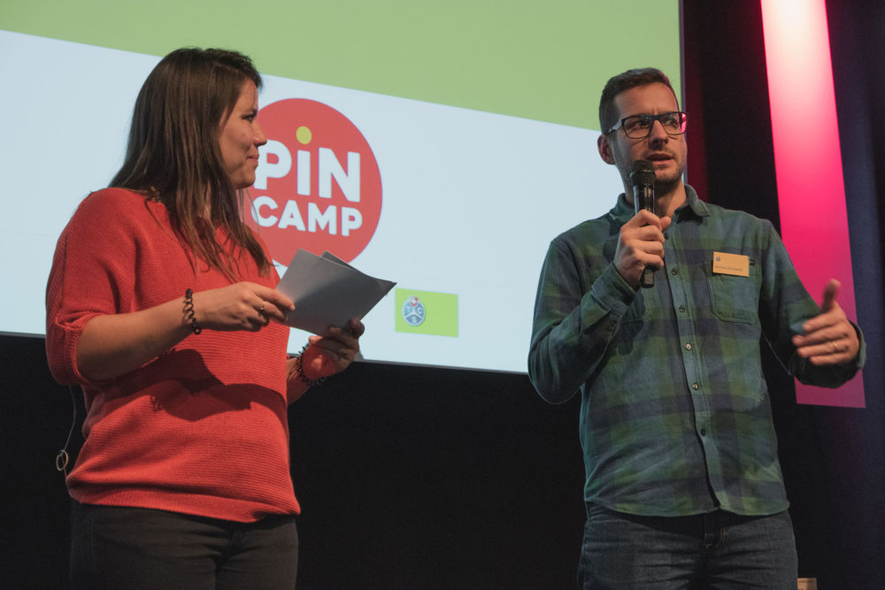 Monika Buser, Modérateur / Michael Holzgang, Responable des services de camping TCS et responsable de PiNCAMP