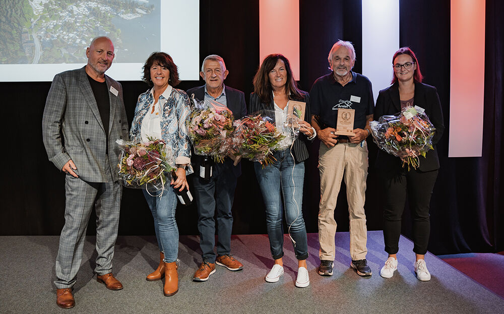 Vincitore del Premio Camping Swisscamps 2023
da sinistra:: Marcel Zysset - Presidente centrale Swisscamps, Denise Gafner - TCS Camping Gwatt Thunersee, Jürgen Ritschard - Camping Manor Farm, Madeleine Eschler - TCS Camping Gwatt Thunersee, Oswald Kunz - Camping Arnist, Marlen Schär-Kunz -Camping Arnist