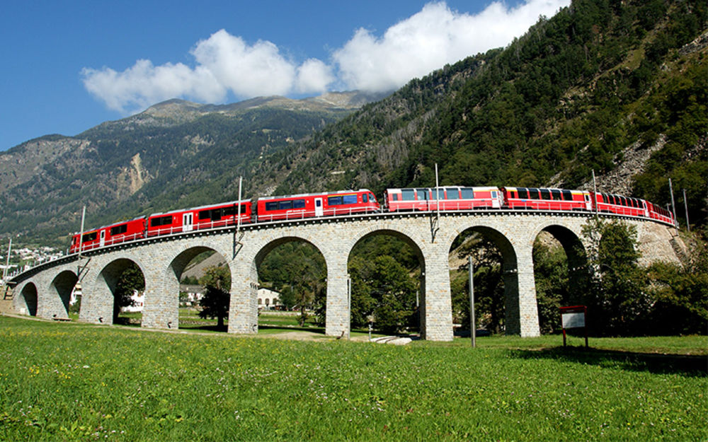 Ligne Bernina, viaduc circulaire de Brusio, Bernina Express - © RhB, Giorgio Murbach