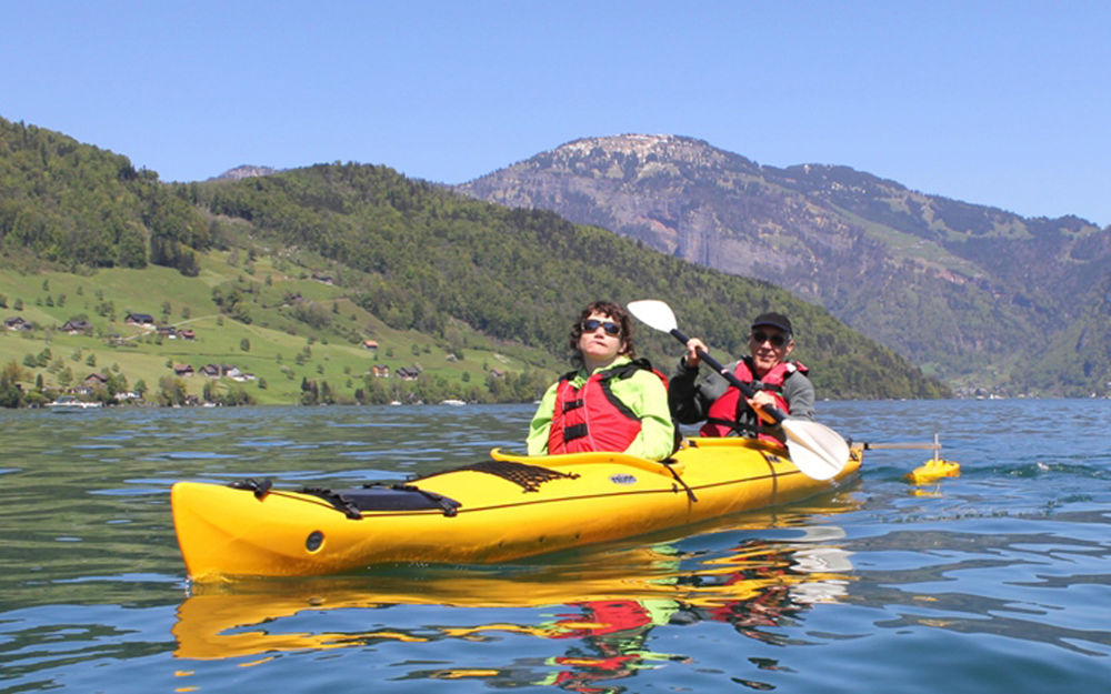 Kayak con un equipaggiamento speciale per persone disabili.