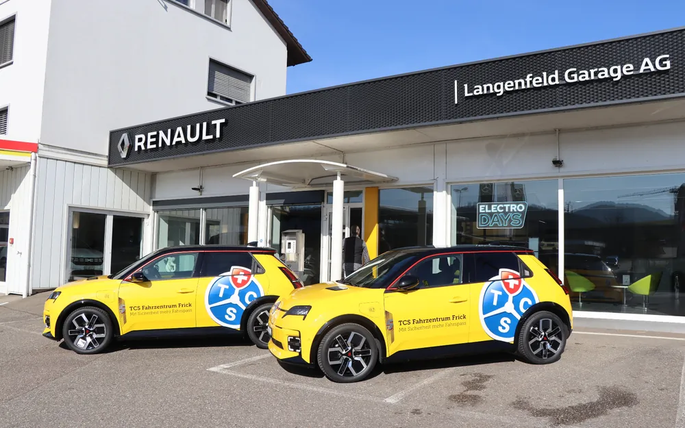 Diese zwei Renault 5 E-Tech  sind nun Bestandteil des TCS Fahrzentrum Frick.