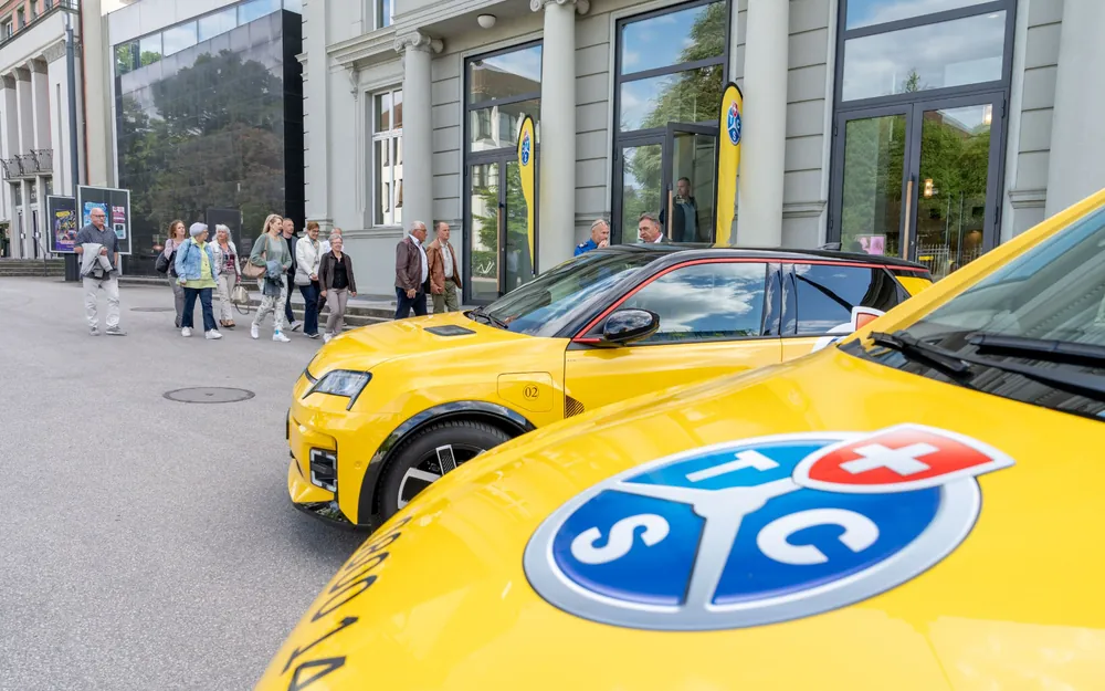Rund um das KUK straht es im TCS-gelb.