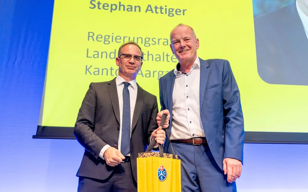 Patrick Gosteli überreicht Landstatthalter Stephan Attiger ein Präsent. 