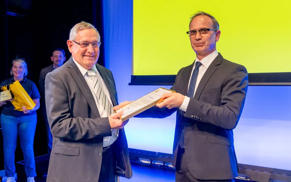 Patrick Gosteli, Präsisdent der TCS Sektion Aargau, überreicht dem ehemaligen Präsidenten der US Kulm, Hans Nöthiger, die Ehrenmitglied-Urkunde.