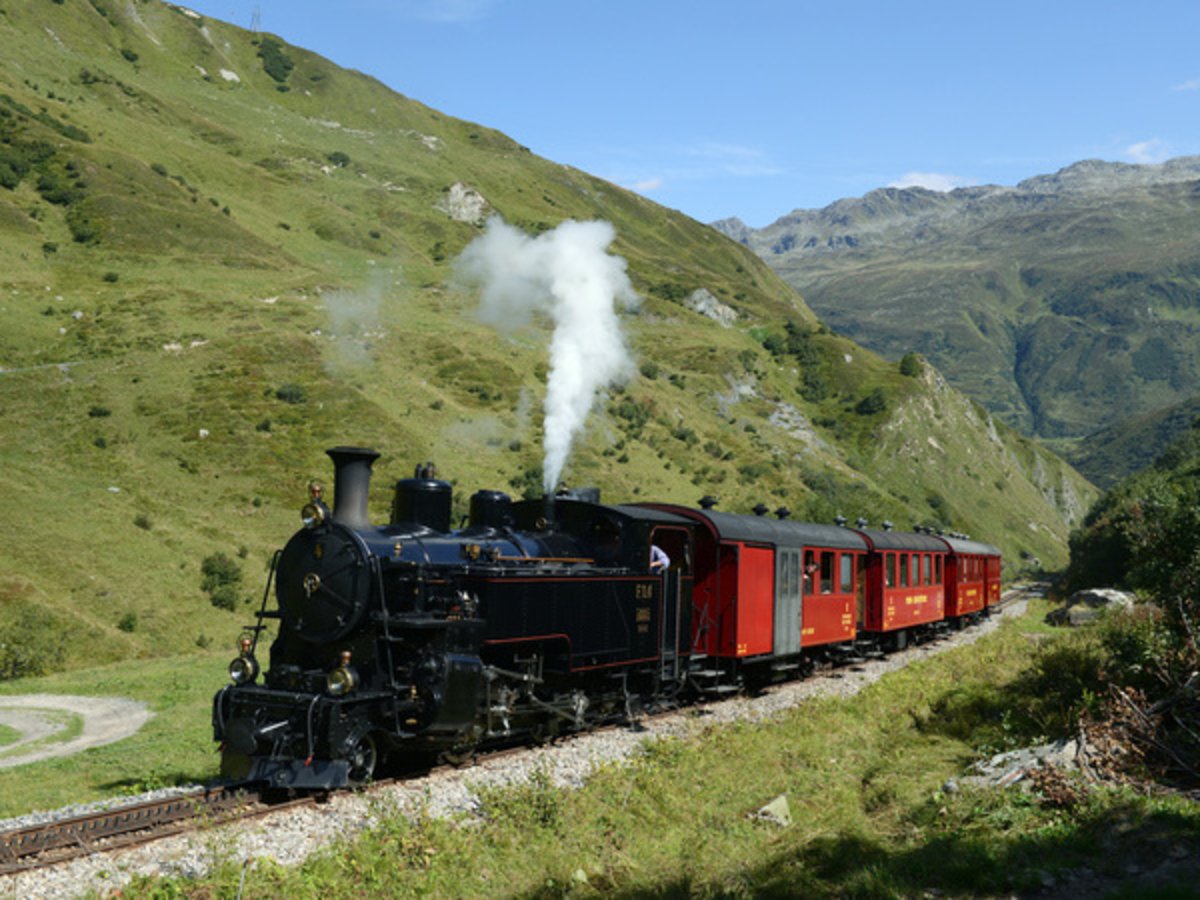 Железнодорожный музей штата калифорния. Новогодний поезд. Эврард бельгия паровоз. Кладбище паровозов пермский. Найдите паровоз.
