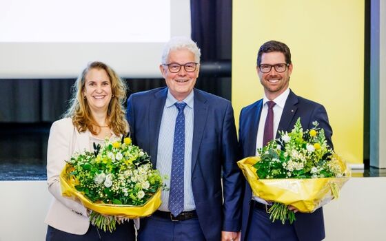 Der abtretende Sektionspräsident Christoph Erb (Bildmitte) mit dem neu gewählten Co-Präsidium Sibylle Plüss-Zürcher und Lars Guggsiberg.