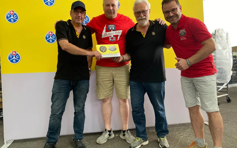Die Old-Wheels-Macher Stefan Mäder und Gérard Häfeli übergeben der TCS-Führungscrew Peter Bohnenblust und Markus Jordi ein Jubiläumsgeschenk!