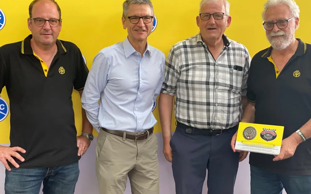 TCS-Zentralpräsident Peter Goetschi und alt-Ständerat Hans Stöckli gratulieren der TCS-Sektion zum 100-Jahr Jubiläum.