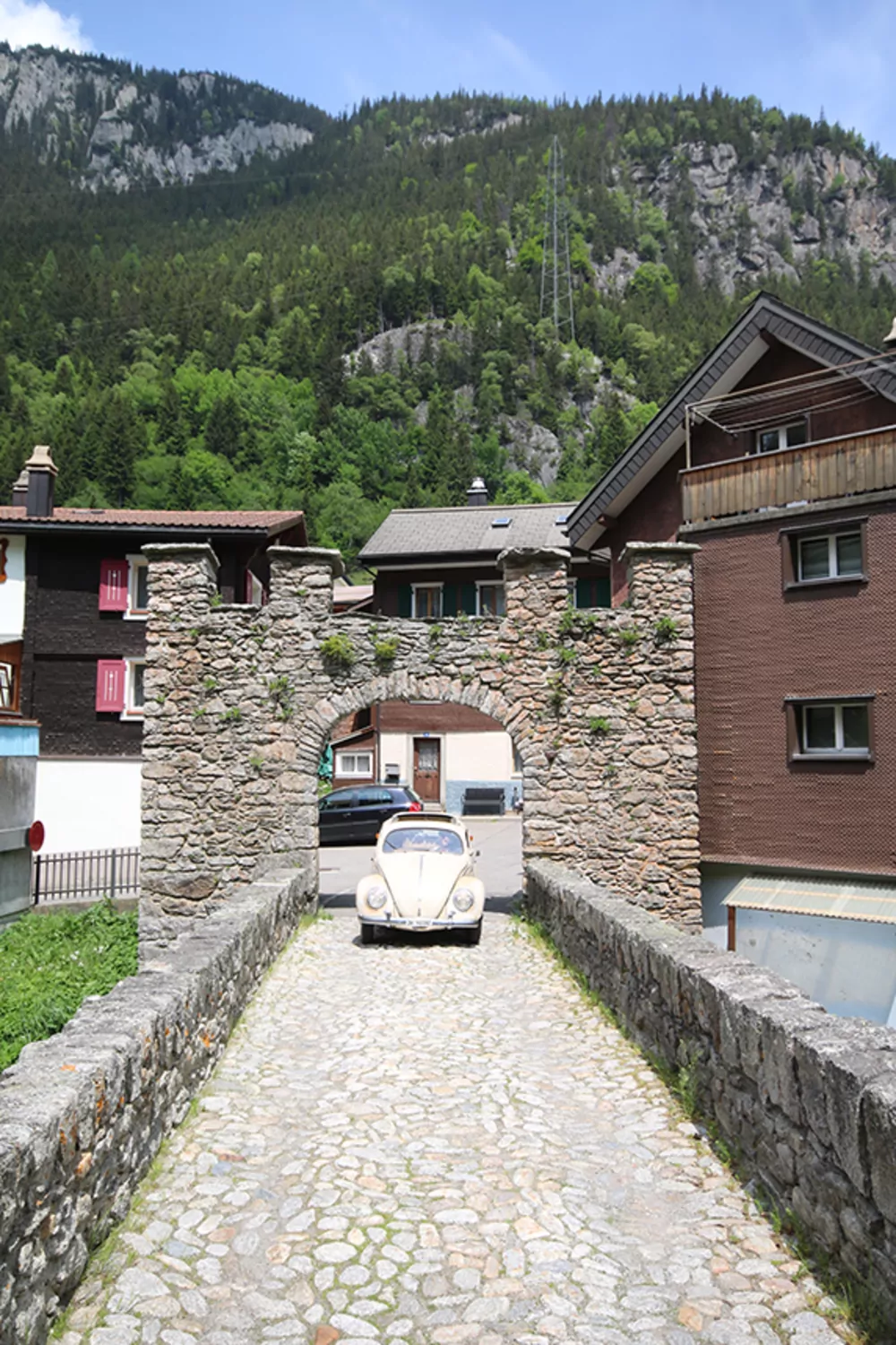 «Es gibt immer eine noch ältere Strasse. Brücke im Hospental.»