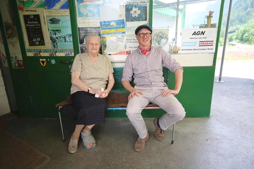 «Stern-Stunde: Käfer-Pilot Beat Schmitz trifft Frida Stern. Sie führt die Tankstelle in Gurtnellen mit bald 90 Jahren seit den Siebzigern.»
