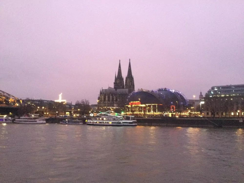 le 30 décembre, visite de la vieille ville de Cologne et son magasin de parfum. le 30 décembre, visite de la vieille ville de Cologne et son magasin de parfum.