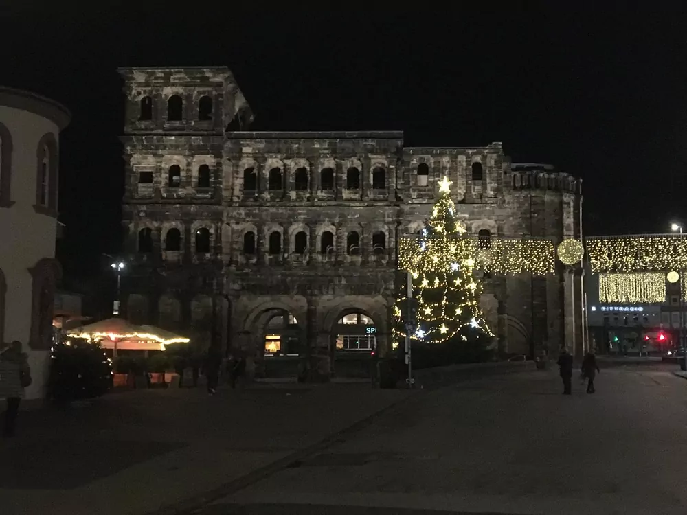 Nous avons passé la nuit à Trêve à l'hôtel Mercure en face de la Porte Nigra. Nous avons passé la nuit à Trêve à l'hôtel Mercure en face de la Porte Nigra.