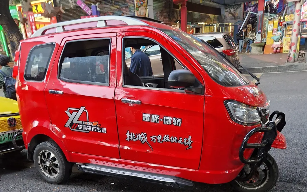 Aussen Auto, innen Mofa: Die Mikromobilität ist in chinesischen Städten vielfältig und beliebt.