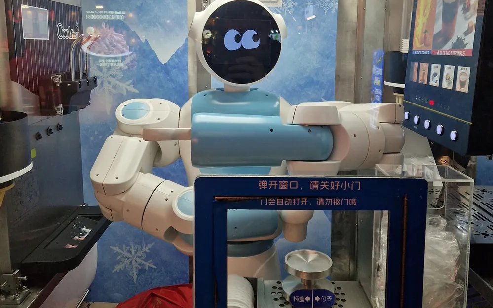 Ein Roboter macht Softeis. Geduld ist jedoch gefragt – noch arbeitet die Maschine wesentlich langsamer als ihr menschliches Pendant.