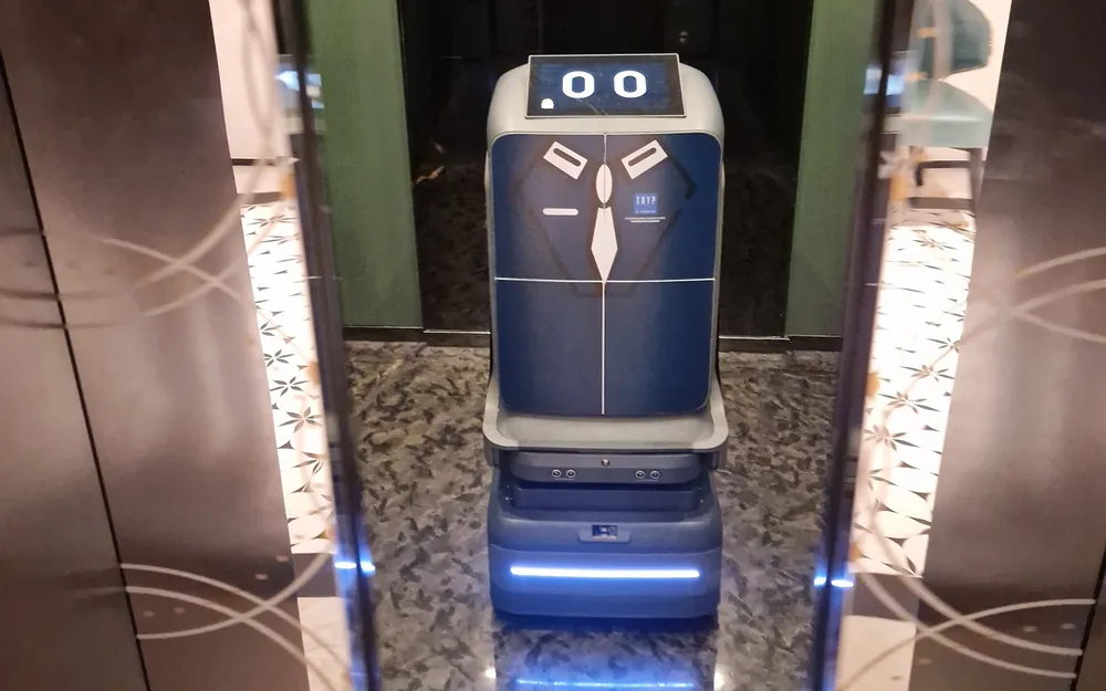 Hotelgäste in China bestellen häufig Essen vom Lieferdienst. Aus Sicherheitsgründen muss der Lieferant die Bestellung an einen Service-Roboter in der Lobby abgeben, der sie autonom zu den Zimmern bringt.