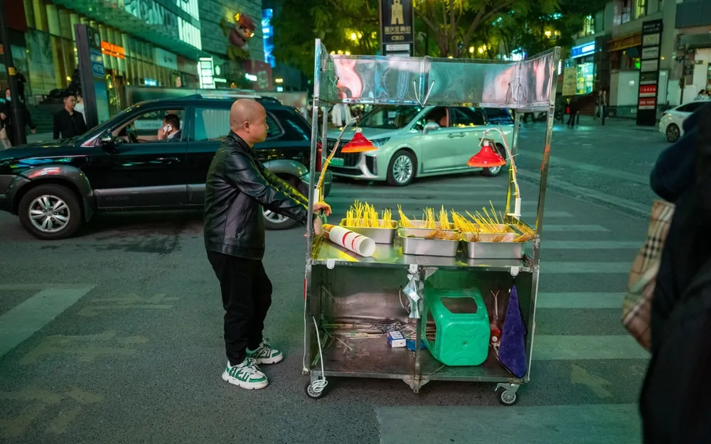 Gegessen wird in Chongqing immer und überall. Vor allem die kleinen mobilen Essenstände sind bei Einheimischen sehr beliebt für einen Snack unterwegs.
