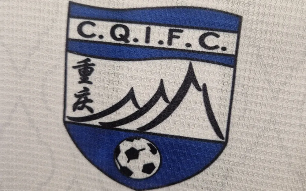 Das Wappen des Chongqing International Football Club lässt schon erahnen, dass es sich um eine Bergstadt handelt.