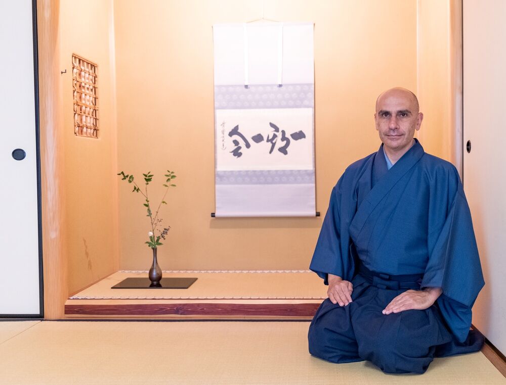 Christoph Meier davanti alla nicchia decorata nella sala del tè.