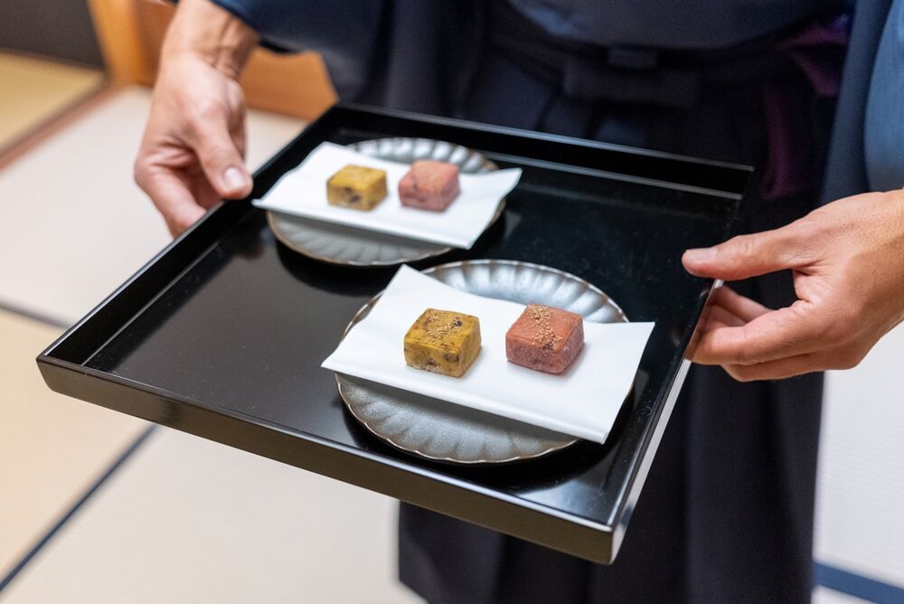 Dolcetti e tè formano un tutt‘uno. 