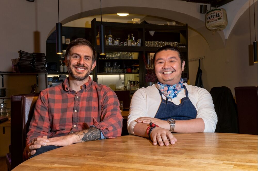  La loro giovialità è contagiosa: George e Dan, nel locale che gestiscono a Zurigo.