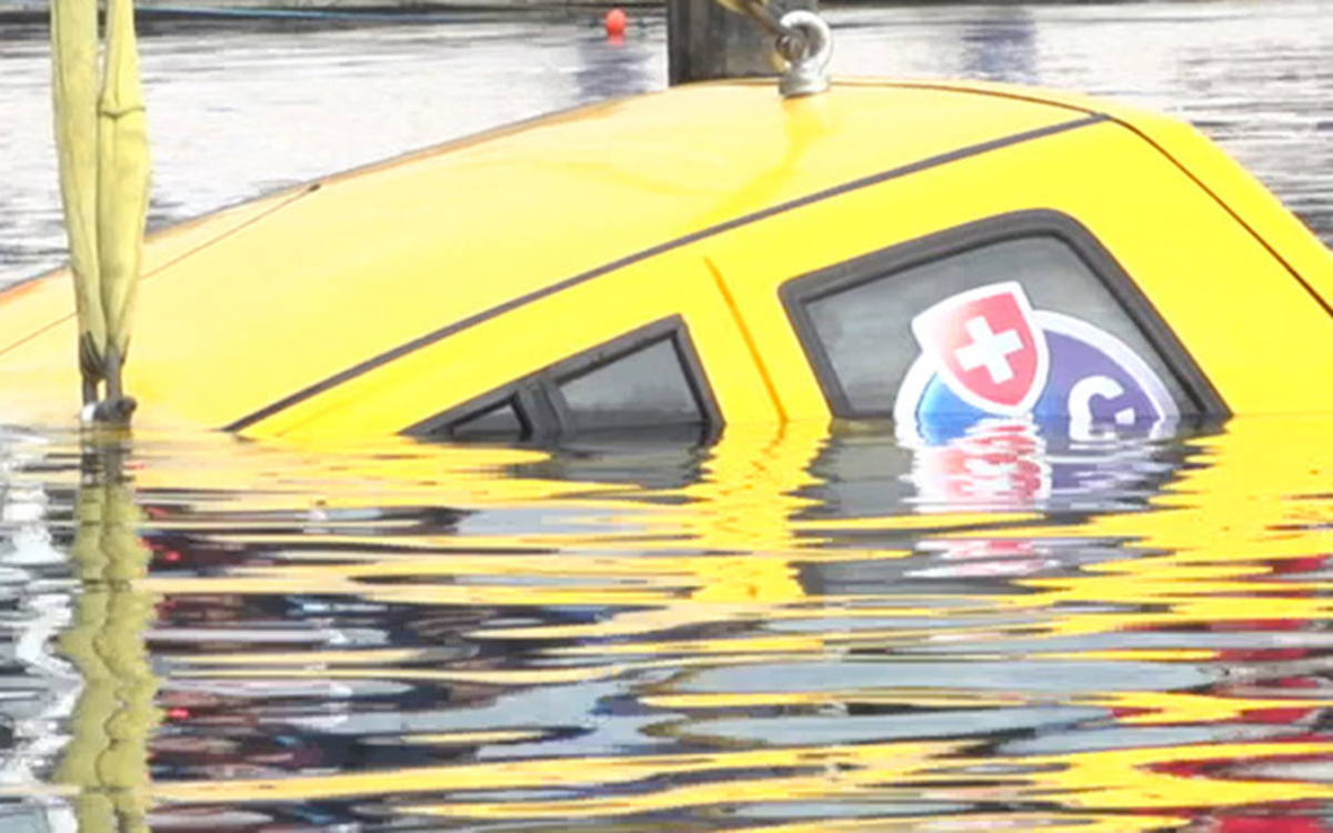 Auto im Wasser was ist zu tun? TCS Schweiz