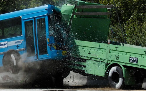 Crash-test autobus contro camion