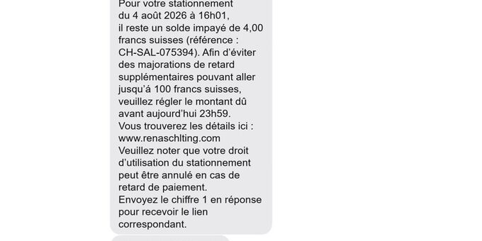 Capture d’écran d’un SMS de phishing prétendant provenir d’un service de stationnement et réclamant le paiement urgent d’un solde de 4 CHF via un lien web suspect. Le message menace d’appliquer des frais supplémentaires pouvant atteindre 100 CHF afin de pousser le destinataire à agir rapidement.