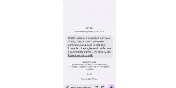 Schermata di un SMS di phishing che si spaccia per la Posta Svizzera e informa che un pacco è arrivato al magazzino ma non può essere consegnato a causa di un indirizzo incompleto. Il messaggio invita il destinatario a confermare il proprio indirizzo tramite un link web entro 12 ore.