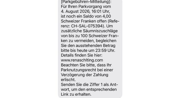 Screenshot einer Phishing-SMS, die angeblich von einem Parkdienst stammt und einen offenen Betrag von 4 CHF für eine Parkgebühr meldet. Die Nachricht fordert zur schnellen Zahlung über einen verdächtigen Weblink auf und droht bei Nichtzahlung mit zusätzlichen Gebühren von bis zu 100 CHF.