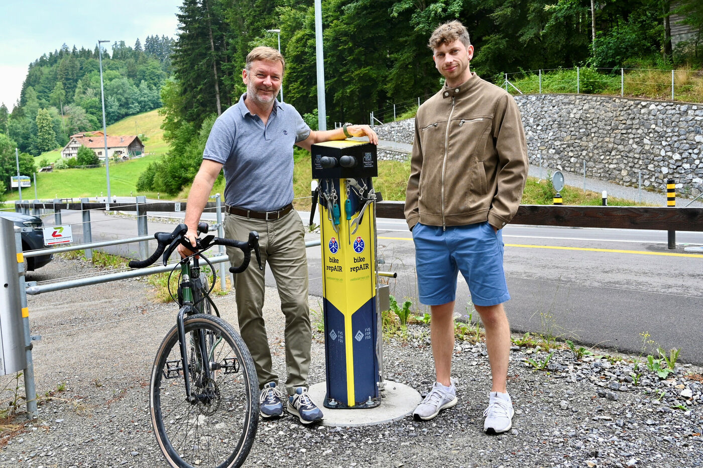 Patrick Kessler (links, Präsident TCS Appenzell Ausserrhoden) und Samuel Fischer (Gemeinderat Teufen) posieren vor der Bike Repair Station. Bild pd/tcs ar