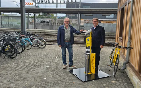 Eine TCS «bike repAIR» Säule am Bahnhof Schönbühl