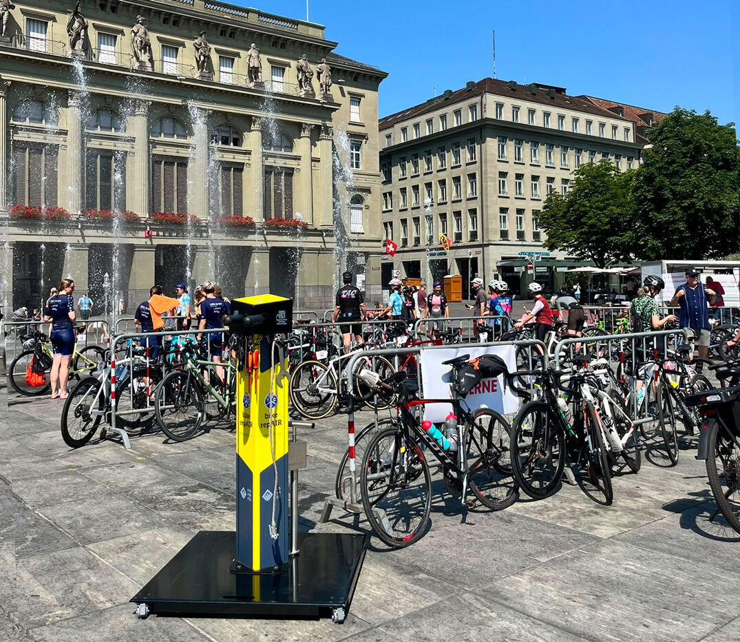 Eine TCS «bike repAIR» Säule in Bremgarten b. Bern