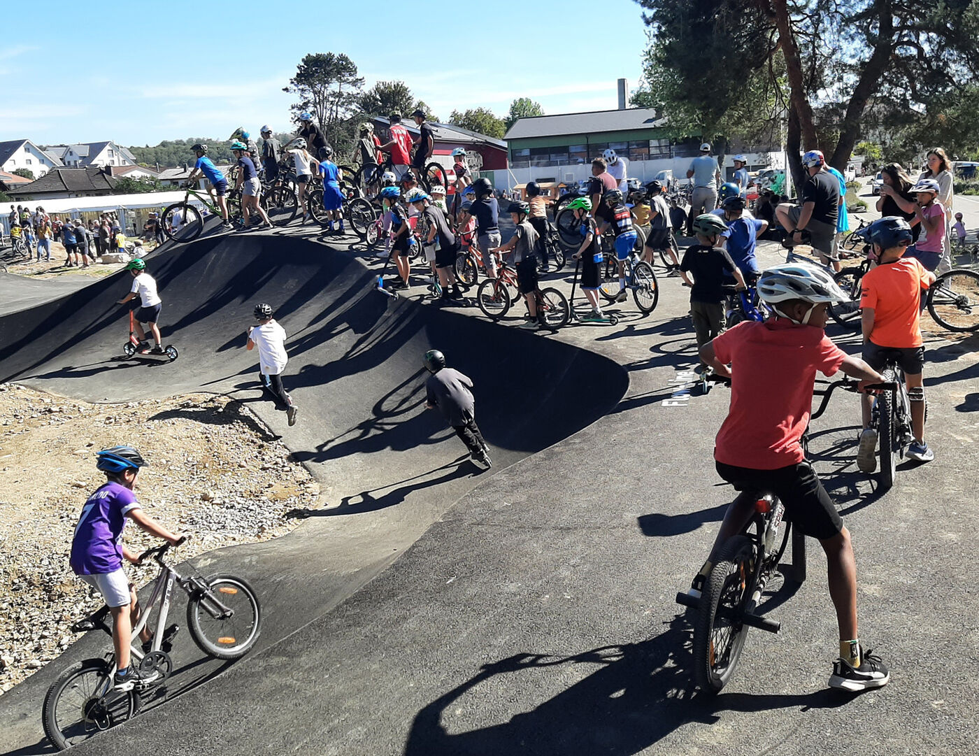 Grosser Andrang bei der Pumptrack-Eröffnung. Bild: Hans Wyssmann