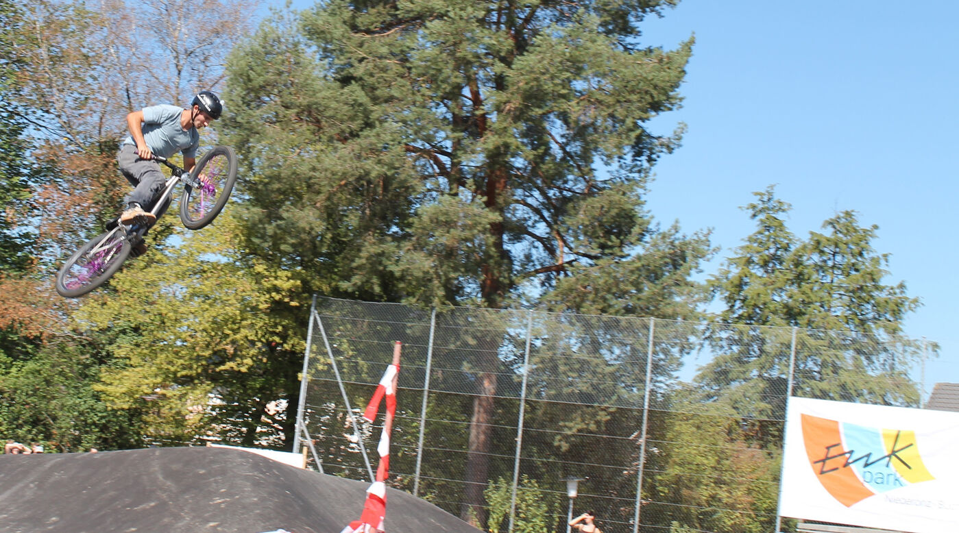 Flugshow bei der Pumptrack-Eröffnung. Bild: Hans Wyssmann