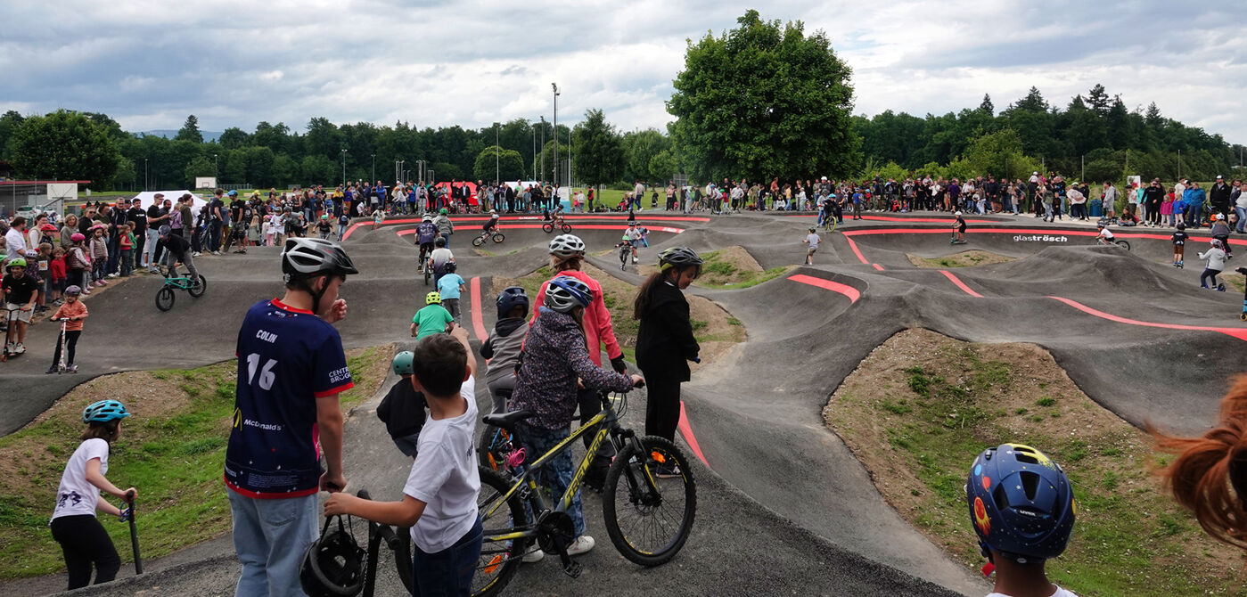 Viel Volk bei der Pumptrack-Eröffnung in Langenthal