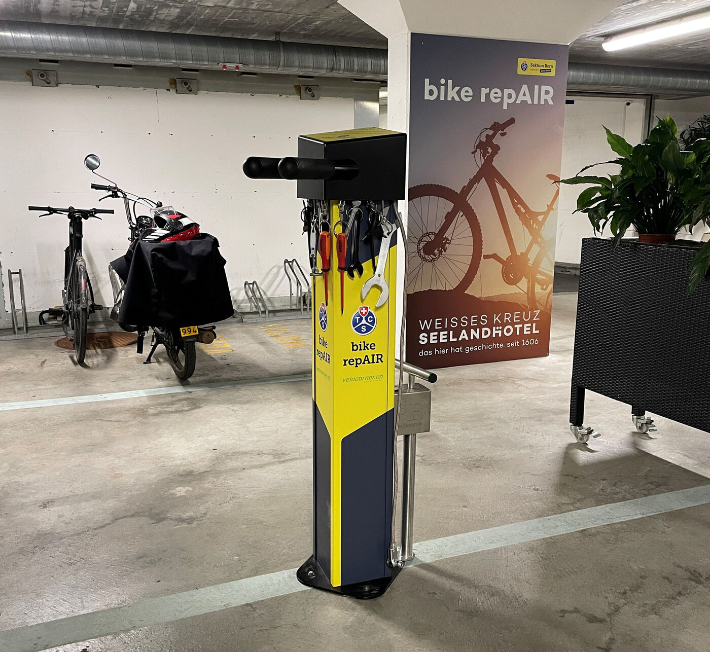 In der öffentlich zugänglichen Tiefgarage des Seelandhotels Weisses Kreuz steht seit kurzem eine Veloreparatursäule des TCS.