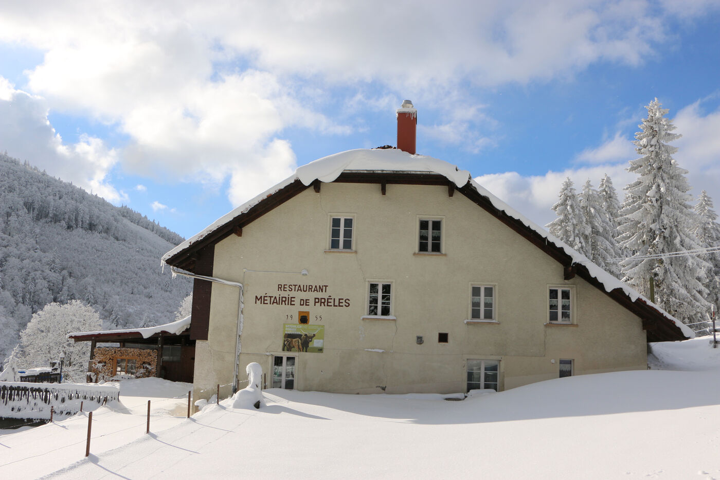 Die Métairie-de-Prêles in Les Prés-d‘Orvin im Schnee. Foto © Grand Chasseral Tourisme