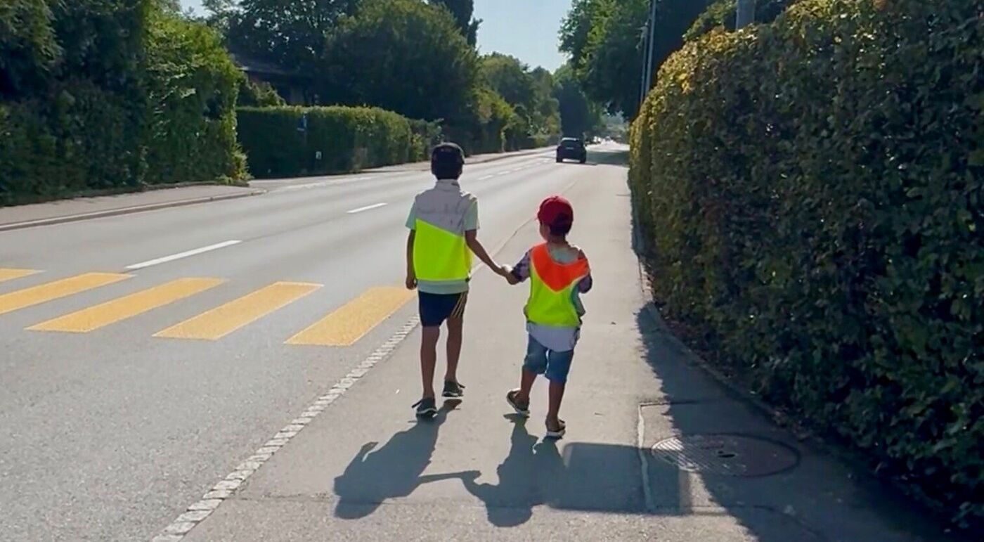 Unterwegs mit den neuen reflektierenden Westen des TCS: LUMI-Weste (rechts) und Kindersicherheitsweste für Primarschülerinnen und Primarschüler (links)