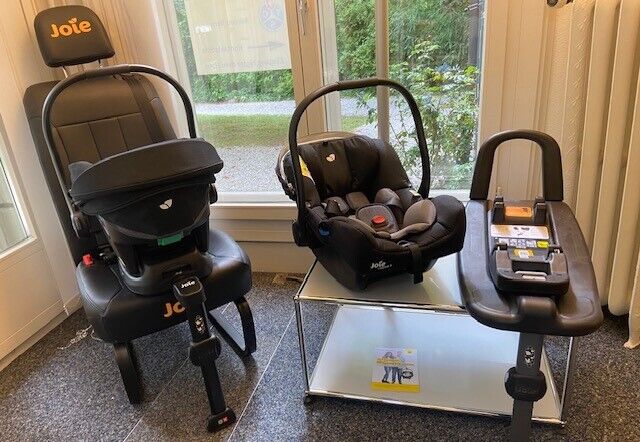 Auswahl an Kindersitzen und Isofix-Stationen
