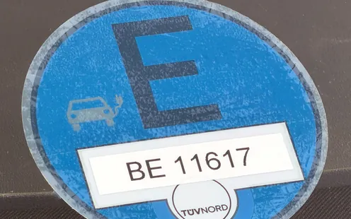 Neu im Sortiment: E-Plaketten für Elektroautos