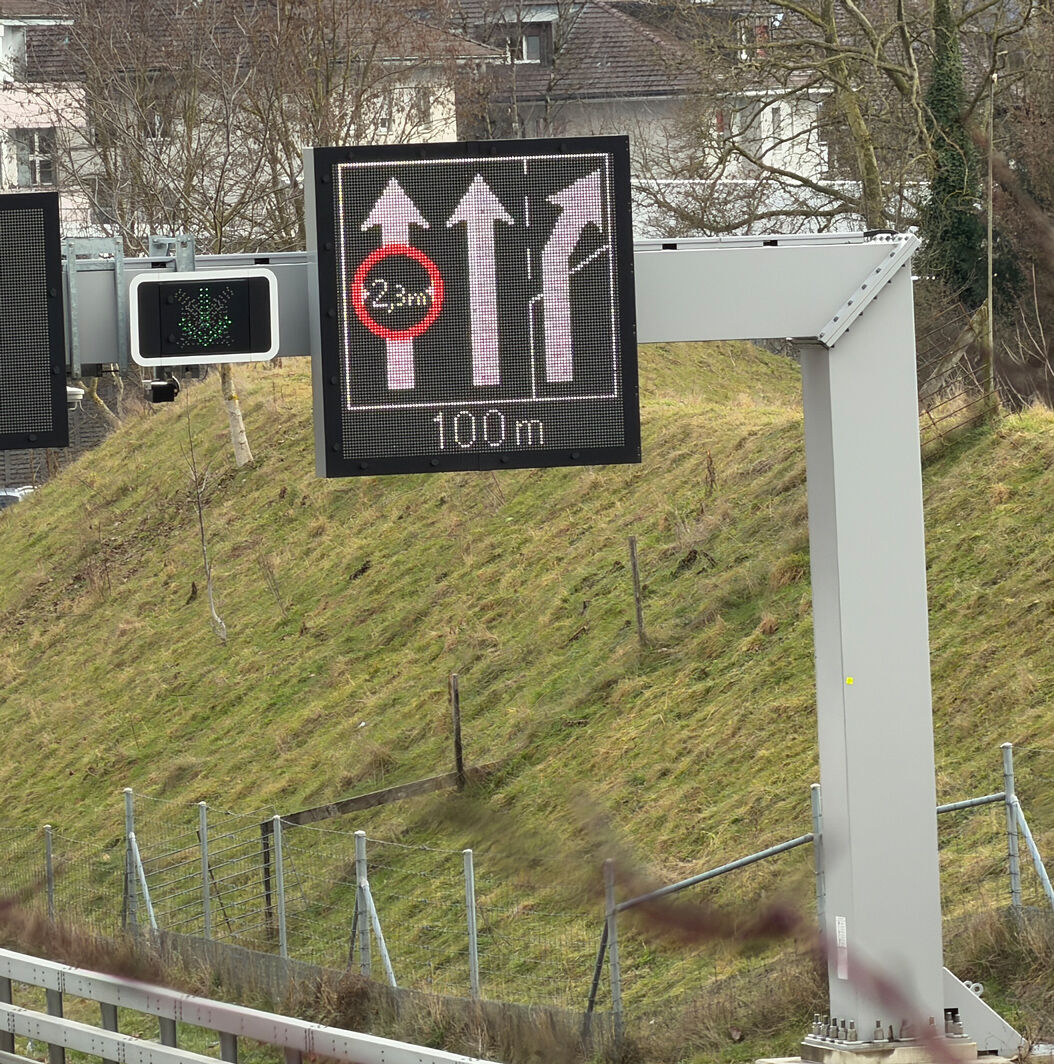 Anzeigentafel Pannenstreifenumnutzung