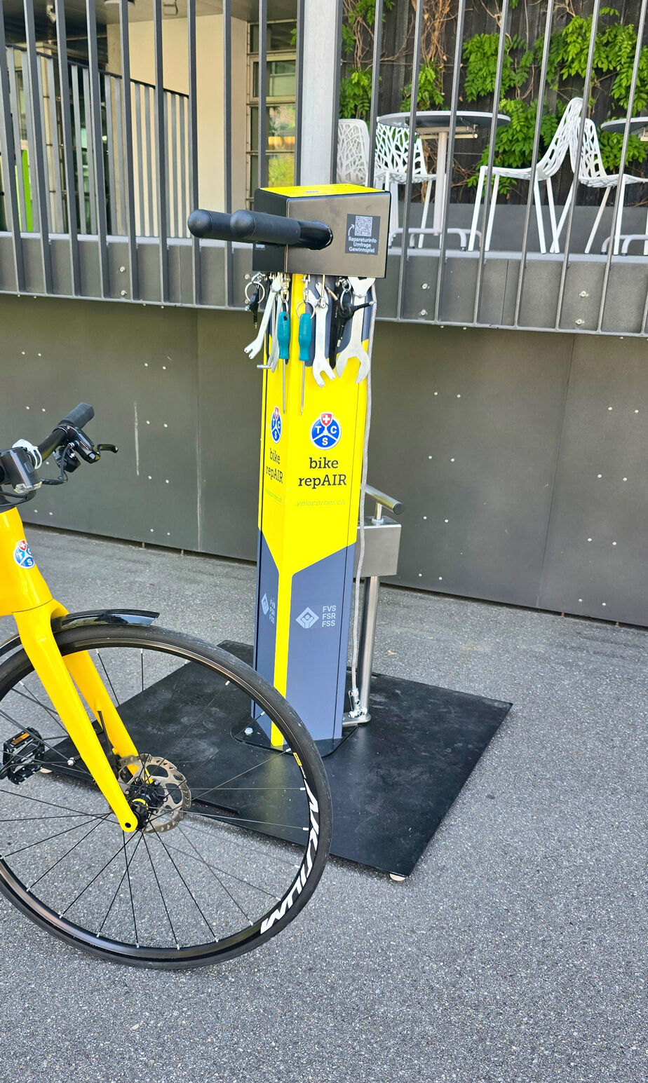 Ein Erfolgsmodell: die TCS «bike repAIR» Veloreparatursäule